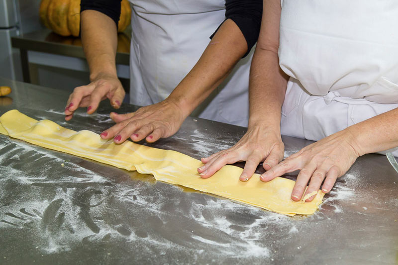 Guides conférenciers SARDAIGNE, VOYAGES CULTURELS, EXCURSIONS GUIDÉES, RANDONNÉES, ATELIER CUISINE, STAGES DE CUISINE, VISITES AVEC GUIDE PROFESSIONNEL, CIRCUITS DE SARDAIGNE, SÉJOUR LINGUISTIQUE D'ITALIEN, ITINERAIRES SUR MESURE